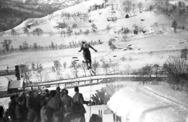    V Cerknem se je januarja 1945 več kot 40 partizanov pomerilo v veleslalomu, patruljnem teku in skokih.