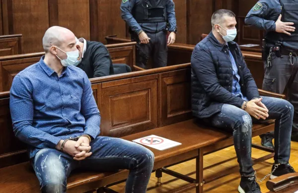 Bojan  Stanojević (levo)  in Klemen  Kadivec sta včeraj  dejala, da 
sodnici  ne   zaupata več  in da  bi raje  sojenje pred sodnim senatom,  
a   jima  je sodnica  pojasnila, da je  čas   za takšne  odločitve  na 
predobravnavnem  naroku.