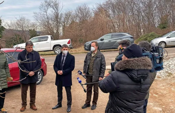 S kraškimi in brkinskimi kmeti se je včeraj sestal državni sekretar 
na kmetijskem ministrstvu Anton Harej.