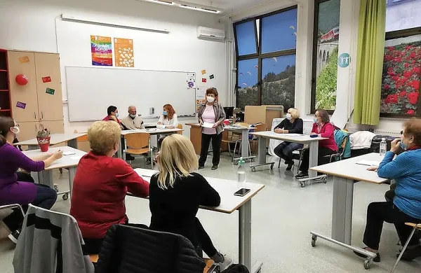 Zanimanje za izobraževanje na ljudskih univerzah  v času novega 
koronavirusa   ni upadlo. 