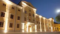 Občina Vipava in Univerza v Novi Gorici sta po več neuspešnih 
poskusih vendarle  korak bliže dogovoru glede  upravljanja in 
souporabe dvorca  Lanthieri.