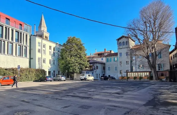 Tako je zdaj videti nekdaj povsem zaparkirano območje za picerijo 
Atrij in Fakulteto za humanistične študije.