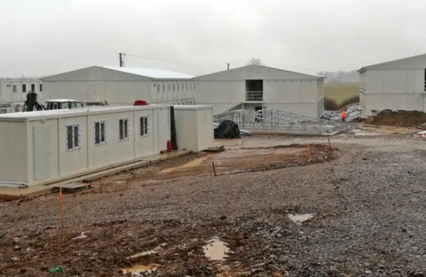 Turkom se z dokončanjem naselja mudi tudi zato, ker so zdaj nastanjeni v hotelih, kjer pa bodo morali spomladi narediti prostor turistom.