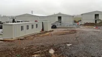 Turkom se z dokončanjem naselja mudi tudi zato, ker so zdaj nastanjeni v hotelih, kjer pa bodo morali spomladi narediti prostor turistom.