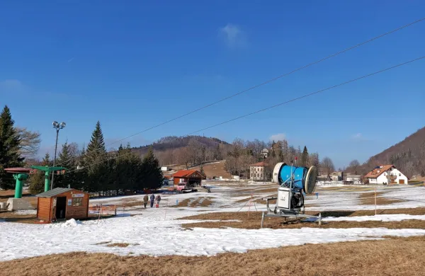 Na Lokvah je nekaj zaplat snega, snežni topovi pa stojijo.  Društvo, 
ki skrbi za smučišče, bi moralo plačati stroške, a nima denarja.
