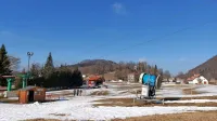 Na Lokvah je nekaj zaplat snega, snežni topovi pa stojijo.  Društvo, 
ki skrbi za smučišče, bi moralo plačati stroške, a nima denarja.