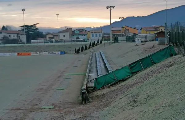  Na nogometnem igrišču v Biljah bodo letos za 100.000 evrov 
uredili tribune.  