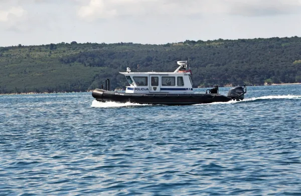  Od uveljavitve arbitražne razsodbe so policisti  izdali 1569 plačilnih nalogov,  lani 366, ribiška  inšpekcija  pa je v tem   času  izrekla 709 glob, lani 231. 