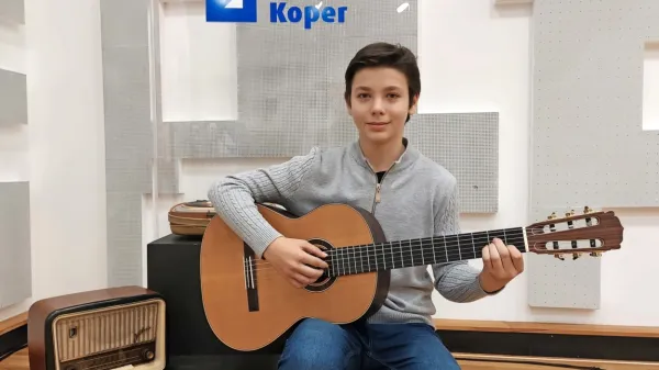 Jaka Biščak  iz Grobišč pri Postojni je tako uspešen kitarist kakor navdušen košarkar. 