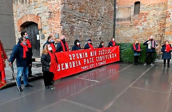 Na dvorišču Rižarne so se včeraj žrtvam vseh koncentracijskih 
taborišč poklonili tudi člani TPPZ Pinko Tomažič.