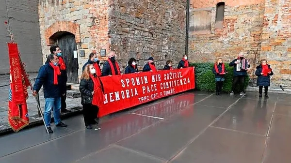 Na dvorišču Rižarne so se včeraj žrtvam vseh koncentracijskih 
taborišč poklonili tudi člani TPPZ Pinko Tomažič.