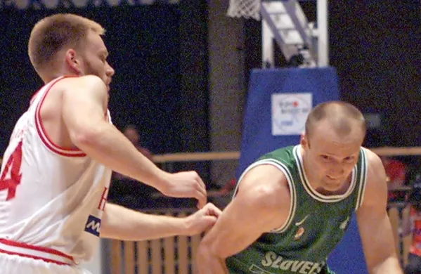 Leta 1999 je na eurobasketu  za izbrano vrsto še igral Jure Zdovc 
(desno). Pokriva ga eden najboljši madžarskih igralcev  Erno Sitku, 
ki je predlani  nenadoma preminil.