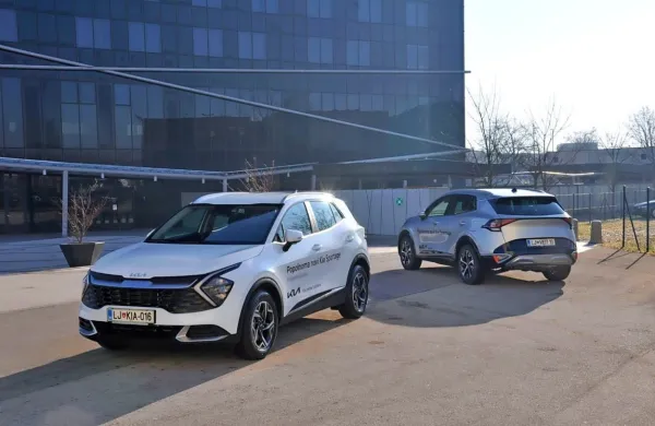 Izdelan je na enaki tehnični osnovi kot Hyundaijev model, a ima 
povsem drugačno obliko, trgovci pa zanj povsem drugačen pristop 
do prodaje.