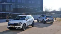 Izdelan je na enaki tehnični osnovi kot Hyundaijev model, a ima 
povsem drugačno obliko, trgovci pa zanj povsem drugačen pristop 
do prodaje.