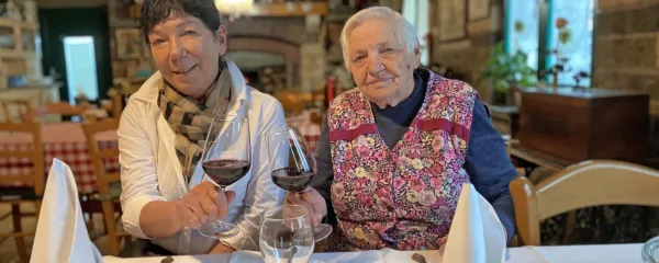 Marija Panger (desno), nona s fuži, in njena hči Oriella Medoš v 
gostilni Na burji v Novi vasi.