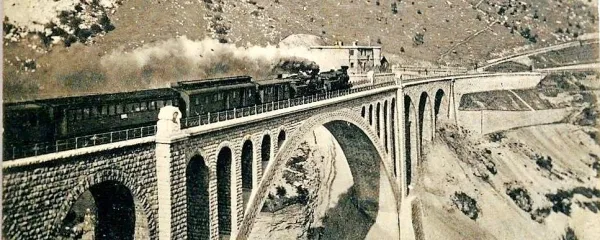 Ograjo za najimenitnejši železniški most habsburške monarhije v 
Solkanu so izdelali na podlagi načrtov iz arhitekturnega biroja 
Otta Wagnerja. Vse bolj živa je domneva, da je pri načrtu 
pomembno sodeloval tudi Jože Plečnik.