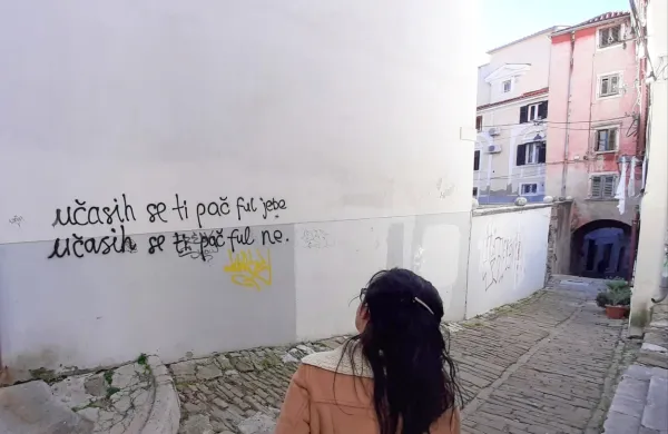 V obeh romanih  Suzane Tratnik ima manjšo vlogo tudi Piran, a v ospredju ni njegova privlačna turistična plat. 
