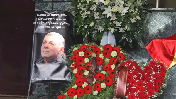  Akija  so na zadnjo pot pospremili  verzi o žalostni pesmi: “Pojejo jo tisti, ki ostajajo.” 
