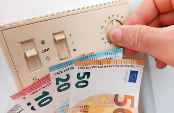 Najranljivejšim bo vlada namenila solidarnostni energetski dodatek v višini 150 evrov, gospodinjstva bodo tri mesec oproščena 
plačevanja omrežnine za elektriko, na najnižjo možno stopnjo pa 
se bodo znižale trošarine na elektriko in pogonska goriva.