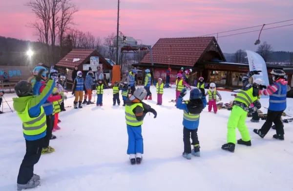 Čeprav na SKI Bor ob 17. uri vabi brezhibno “polikana” proga, 
učenci večerne šole smučanja vedo, da brez razgibavanja ni 
zdravo hiteti nanjo.