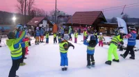 Čeprav na SKI Bor ob 17. uri vabi brezhibno “polikana” proga, 
učenci večerne šole smučanja vedo, da brez razgibavanja ni 
zdravo hiteti nanjo.