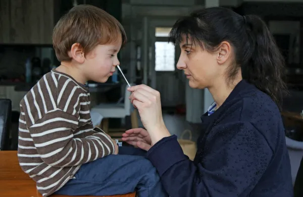 Ob potrjeni okužbi v vrtčevski skupini  otrok ni treba vsak dan 
testirati, vseeno pa NIJZ staršem priporoča, naj to počnejo.    