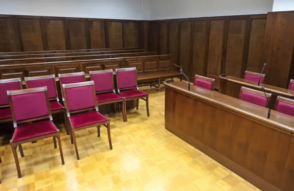 Obravnave  so   zaradi  okužb ali  karanten  odpadle tudi na  koprskem  
in novogoriškem  sodišču. 