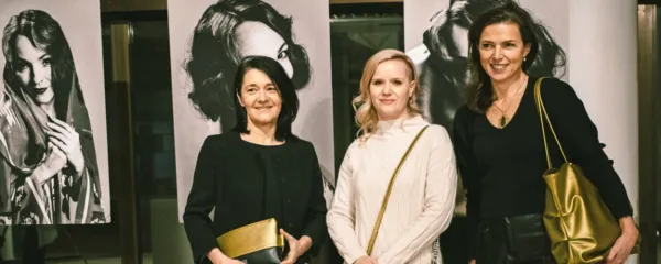 Utrinek z otvoritve razstave (z leve):  Anamarija Stibilj Šajn, Gaja 
Hanzel in njena mentorica Lea Pisani, strokovnjakinja za kulturo 
oblačenja. V ozadju črno-bele fotografije Ane Šuligoj, na katerih 
blesti igralka Iva Babić, ki so jo za potrebe fotografiranja preobrazili v igralko nemega filma.