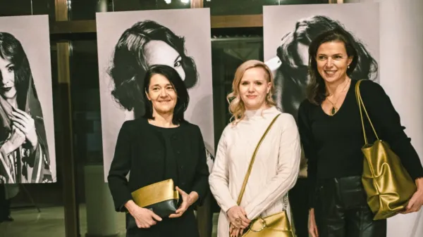 Utrinek z otvoritve razstave (z leve):  Anamarija Stibilj Šajn, Gaja 
Hanzel in njena mentorica Lea Pisani, strokovnjakinja za kulturo 
oblačenja. V ozadju črno-bele fotografije Ane Šuligoj, na katerih 
blesti igralka Iva Babić, ki so jo za potrebe fotografiranja preobrazili v igralko nemega filma.