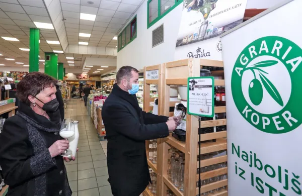 Mlekotoč sta prva preizkusila direktorica Planike Kobarid Anka Lipušček Miklavič in v. d. direktorja Agrarie Koper Nikola Šavle.