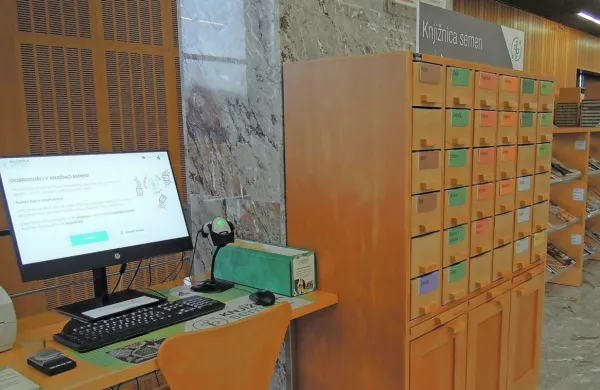 V novogoriški knjižnici vrečke s  semeni hranijo v posebni omari.