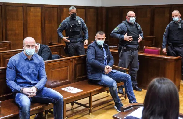 Na sojenju   so  prebrali  tudi   izpiske  iz kazenskih evidenc,    po katerih  
sta bila  Bojan  Stanojević (levo)   in   Klemen  Kadivec  (desno  ob  
paznikih) že obsojena.  Kadivca    so  zaradi  poslov s prepovedano  
drogo  pred leti  obsodili na več  kot    štiri leta  zapora,  kazen je prestal  
marca  2016.  