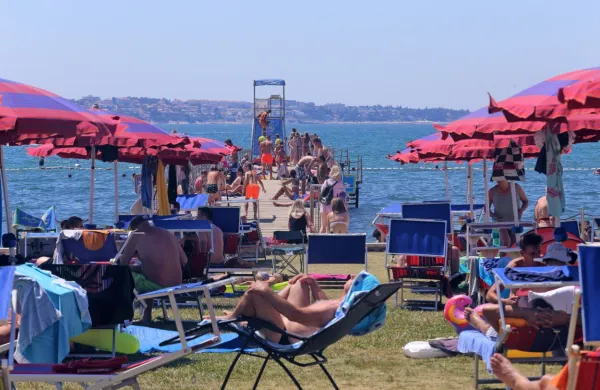 Pred epidemijo korone je Piran in Portorož obiskalo 75 odstotkov 
tujih gostov, zadnji dve leti pa jih je bilo samo 25 odstotkov. 
Promotorji turizma si prizadevajo, da bi jih letos v destinacijo 
znova pritegnili. 