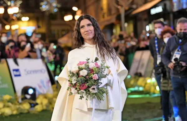Med letošnjimi favoriti za zmago je Elisa, ki se bo  predstavila s 
popevko, ki je ležala v predalu več let.