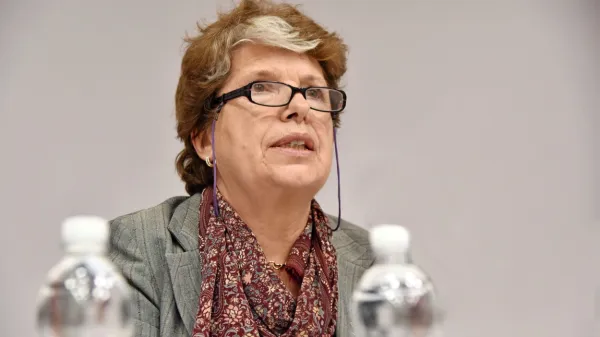 Adriana Janežič je v devetdesetih letih sprožila postopek in za tri 
milijone lir dosegla, da so njen  priimek Ianezic spremenili v izvirno 
slovensko obliko  Janežič.