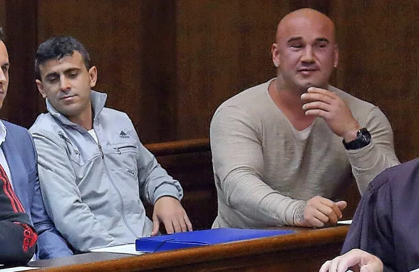 Elton Shkurti (levo) in Valon Hoxhaj že dobra štiri leta hodita na 
sojenje zaradi obtožbe, da sta izsiljevala izolskega gostinca. Foto: 
Zdravko Primožič/FPA