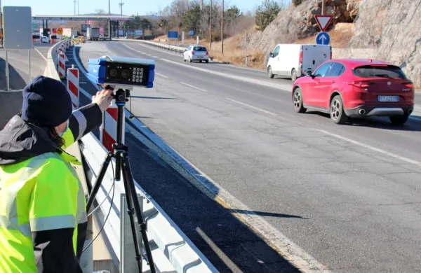 Do konca februarja se bodo prenosne kamere umaknile kameram 
na portalih.
