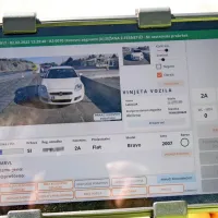 Dobre pol ure po nakupu je sistem za naš avto že zaznal veljavno 
vinjeto.