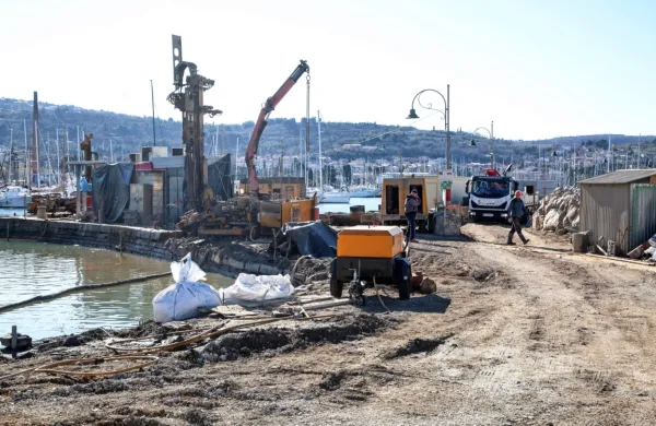  Preden bodo končali z delom, bodo morali  med drugim še 
obnoviti obalni zid    in tlakovati  površine do novega dela ribiškega 
pomola.