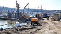  Preden bodo končali z delom, bodo morali  med drugim še 
obnoviti obalni zid    in tlakovati  površine do novega dela ribiškega 
pomola.