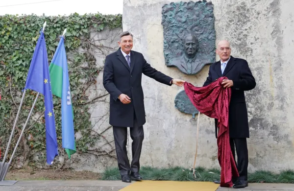 Spominsko ploščo Zvonimirju Simčiču sta odkrila njegov sin Igor in predsednik republike Borut Pahor (levo). 