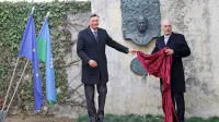 Spominsko ploščo Zvonimirju Simčiču sta odkrila njegov sin Igor in predsednik republike Borut Pahor (levo). 