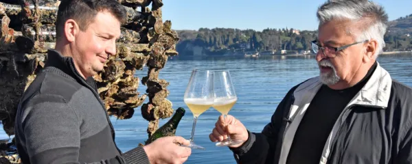 Roman (levo)  in Dušan Rebula sta nazdravila z vinom, ki je več kot štiri leta zorelo na  morskem dnu pred Strunjanom.