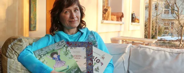 Anja Štefan s svojimi zadnjimi tremi deli, za katera bo prejela 
nagrado Prešernovega sklada