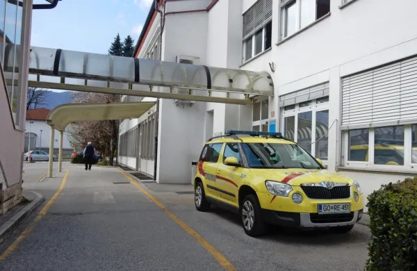 Za nujno medicinsko pomoč imajo v Tolminu na voljo dobrih dvajset kvadratnih metrov. Če prideta dva pacienta, morajo enega oskrbeti v 
avtomobilu.