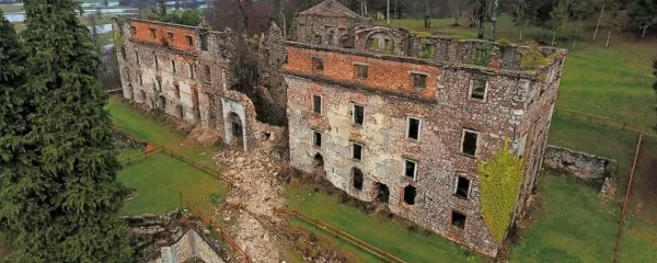 Ostanki nekdaj mogočnega baročnega dvorca iz 18. stoletja, ki se 
dviga nad reko Unico na obrobju Planinskega polja,  čakajo na 
boljše čase.