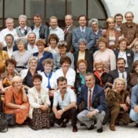 

Obletnica frizerk in frizerjev (brivcev), ki so v letih med 1957 in 1960 obiskovali frizersko šolo, tedaj edino v Sloveniji, v Uršulinskem samostanu v Mekinju. Srečanje je bilo 
leta 1990 v Mekinju. Na fotografiji sta tudi Joli (sedi v drugi vrsti, tretja z leve) in Nadja (stoji v predzadnji vrsti, druga z  leve). Fotografija je last nekdanje frizerke Marije Kuhar, 
ki je prav tako delala v Kopru (čepi v prvi vrsti in je četrta z leve).