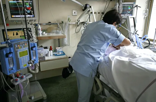 V bolnišnicah, kjer je delo najtežje, že leta vse bolj manjka vseh 
vrst medicinskega negovalnega kadra, kar je epidemija  še otežila, 
ker tudi zaposleni obolevajo.