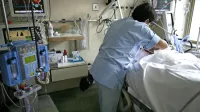 V bolnišnicah, kjer je delo najtežje, že leta vse bolj manjka vseh 
vrst medicinskega negovalnega kadra, kar je epidemija  še otežila, 
ker tudi zaposleni obolevajo.