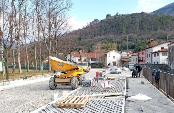 Občina letos nadaljuje  urejanje kolesarske in pešpoti od vojašnice  
v Vipavi do Vrhpolja. 